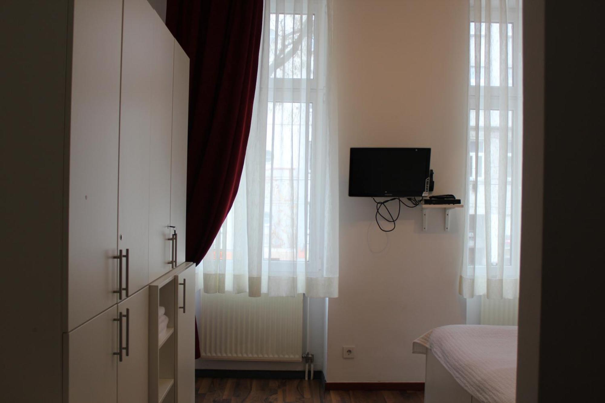 Arnes Hotel Wina Bagian luar foto