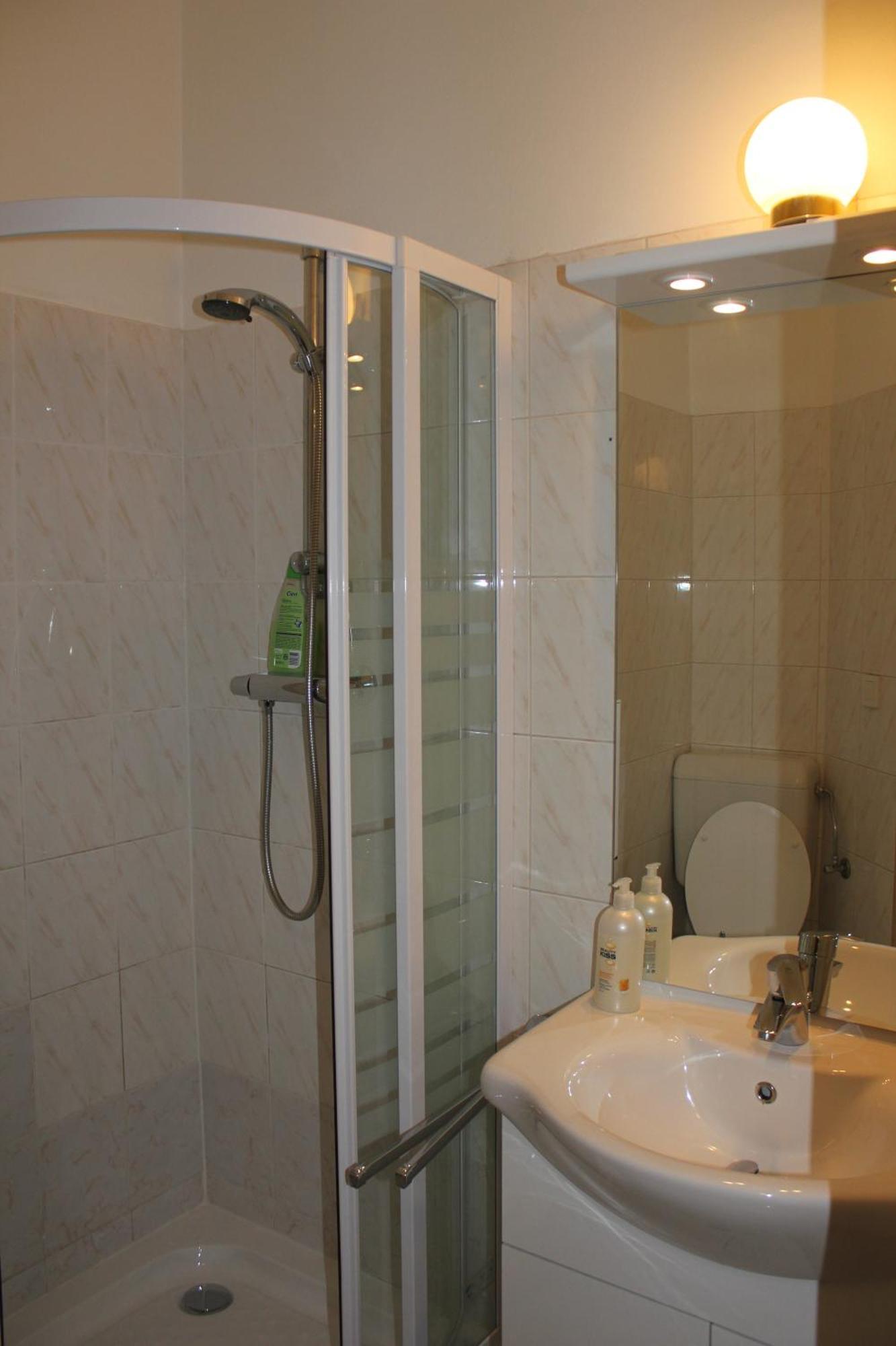 Arnes Hotel Wina Bagian luar foto