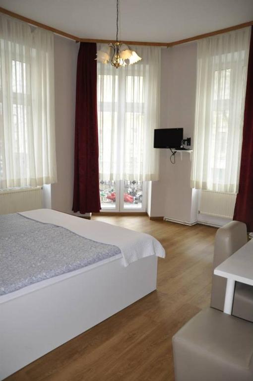 Arnes Hotel Wina Bagian luar foto