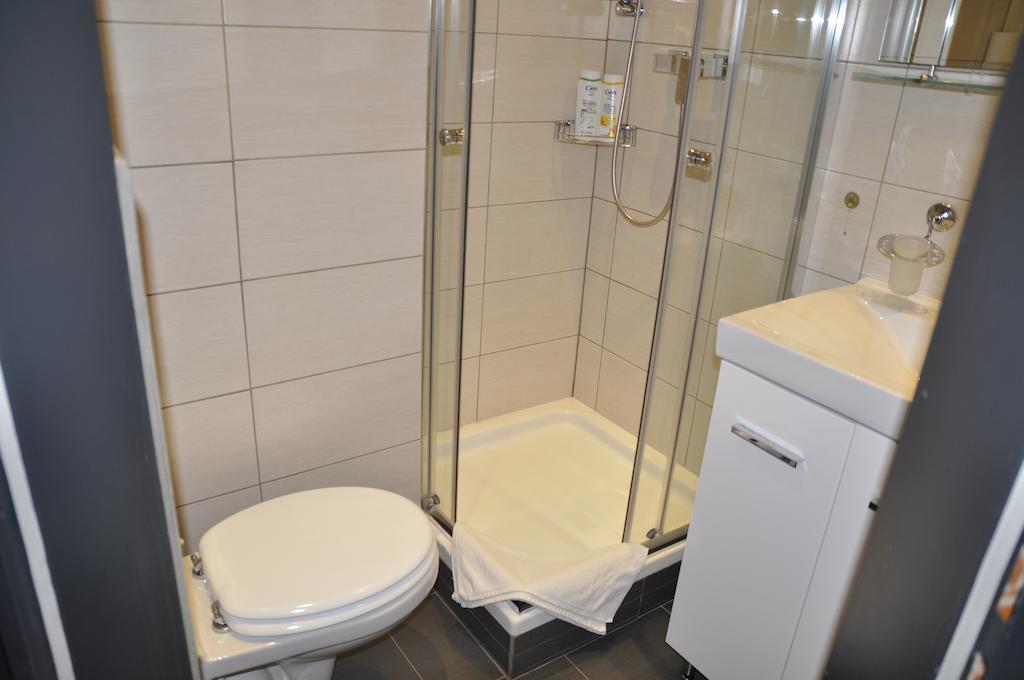 Arnes Hotel Wina Bagian luar foto