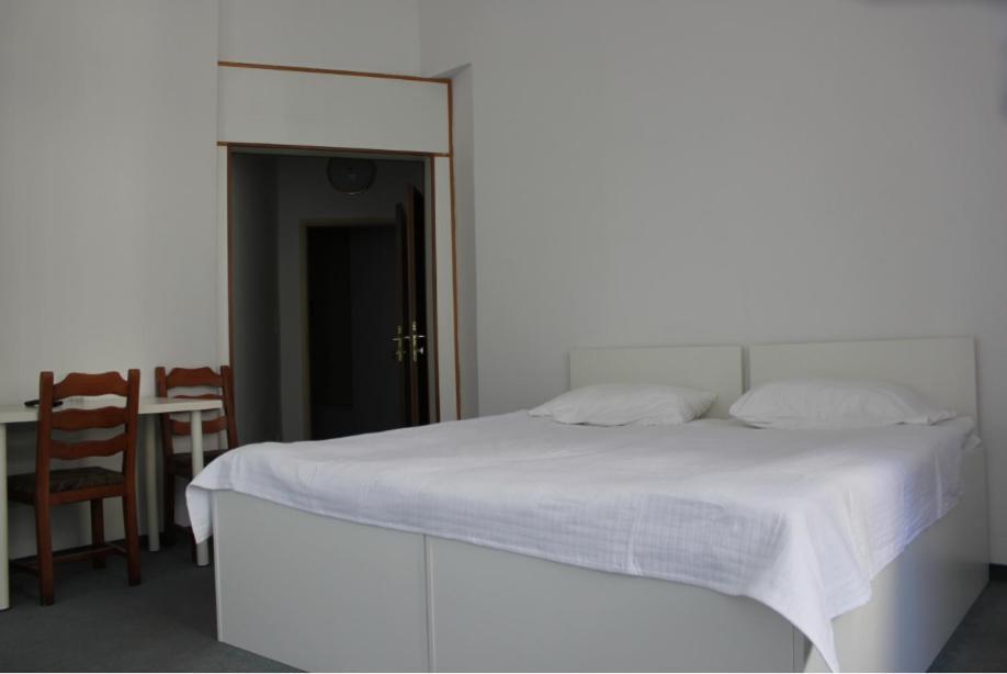 Arnes Hotel Wina Bagian luar foto